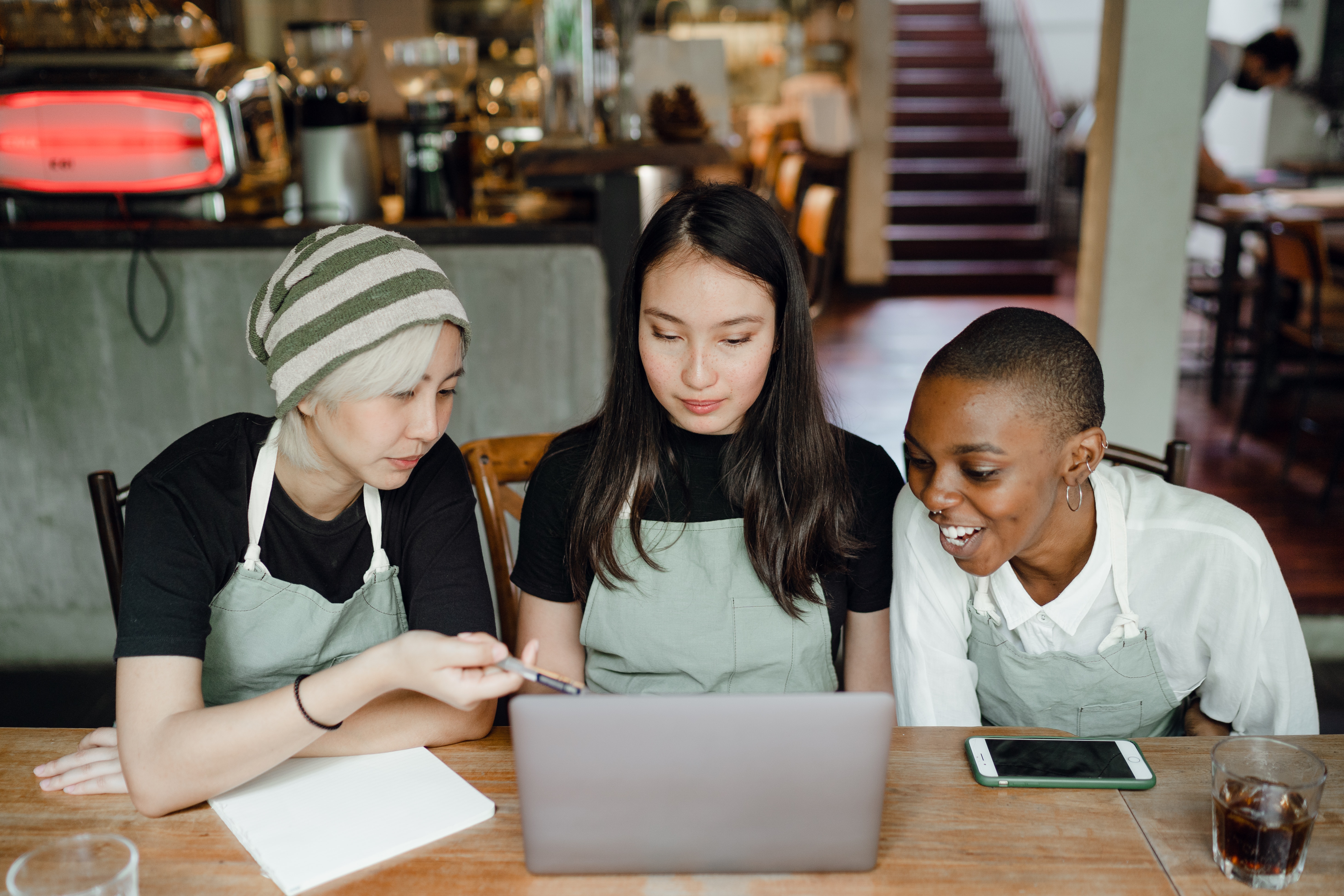 Waitresses Utilizing BOH Management Training Platform